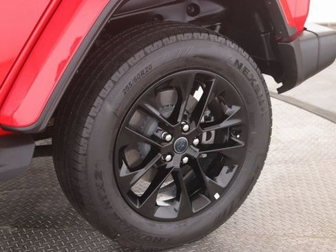 Used 2025 Jeep Wrangler Unlimited Sahara image 14