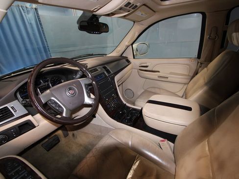 Used 2007 Cadillac Escalade AWD w/ Climate Package image 2