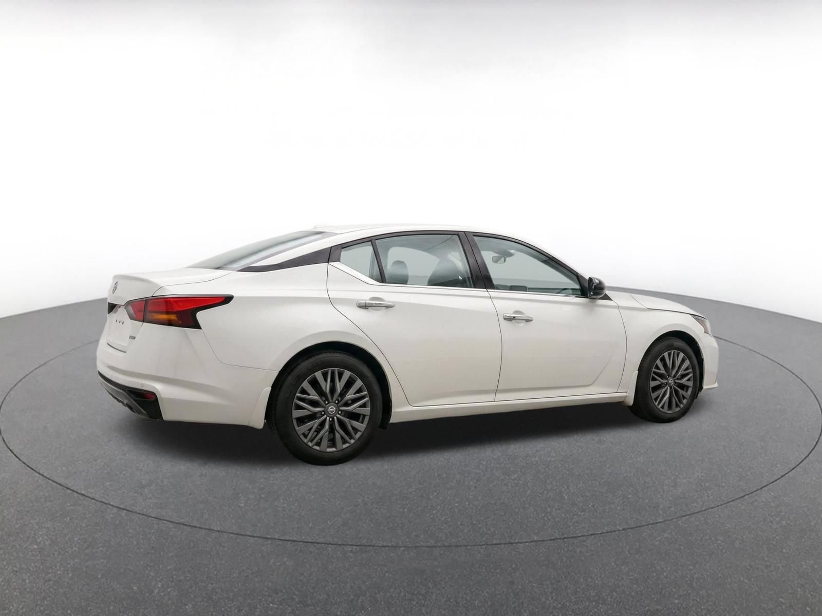 Used 2025 Nissan Altima 2.5 SV FWD image 8
