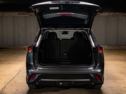 Used 2023 Toyota Highlander XLE image 8