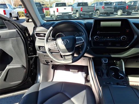 Used 2023 Toyota Highlander XLE image 13