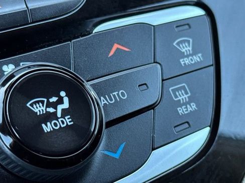 Used 2021 Chrysler Pacifica Touring-L FWD image 31