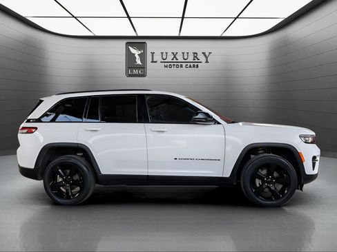 Used 2023 Jeep Grand Cherokee Altitude AWD/4WD image 9