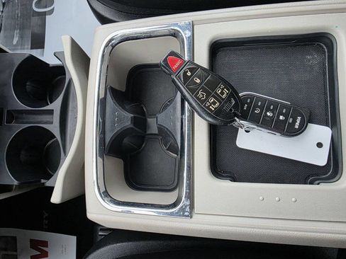 Used 2016 Chrysler Town & Country Touring image 29