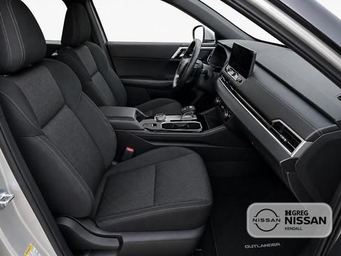 Used 2025 Mitsubishi Outlander ES FWD image 11