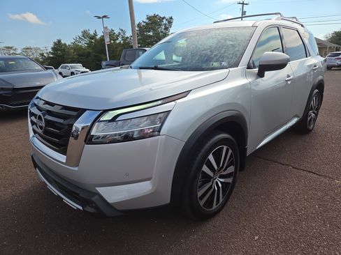 Used 2023 Nissan Pathfinder Platinum image 7