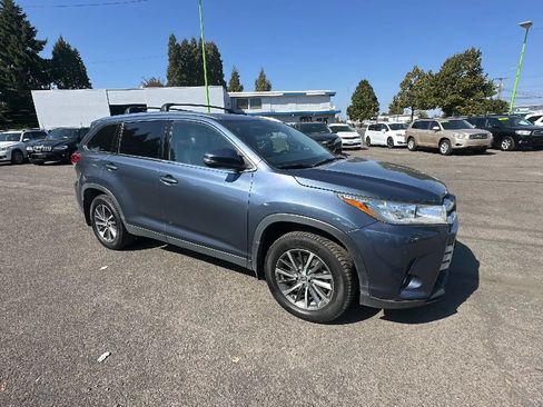Used 2019 Toyota Highlander XLE AWD/4WD image 2