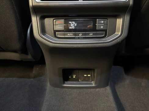 Used 2025 Volkswagen Atlas SE AWD/4WD image 32
