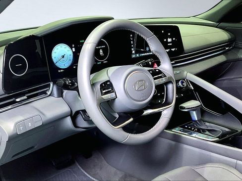 Used 2025 Hyundai Elantra SEL image 17