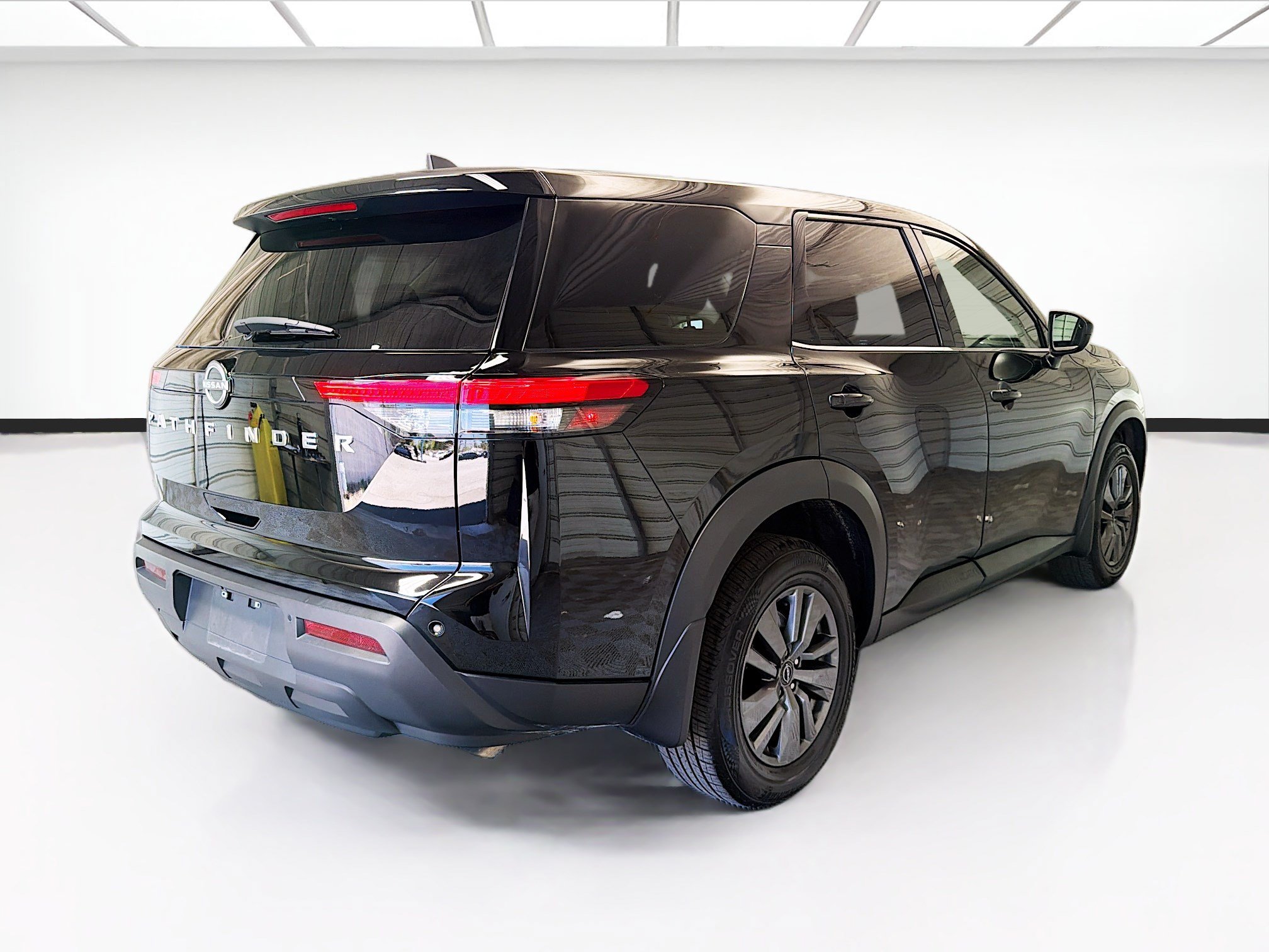 Used 2025 Nissan Pathfinder S FWD image 4