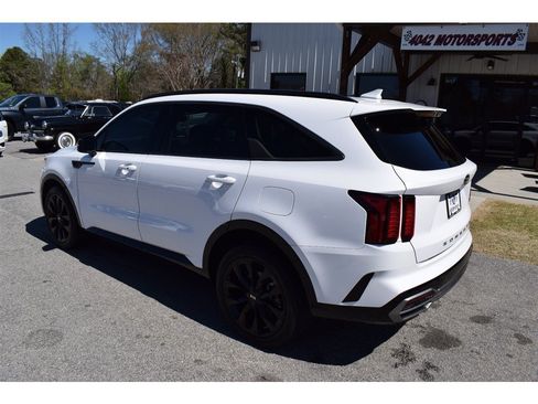 Used 2021 Kia Sorento EX w/ Panoramic Sunroof Package FWD image 3