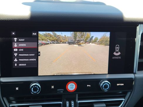 Used 2026 Porsche Macan AWD/4WD image 18