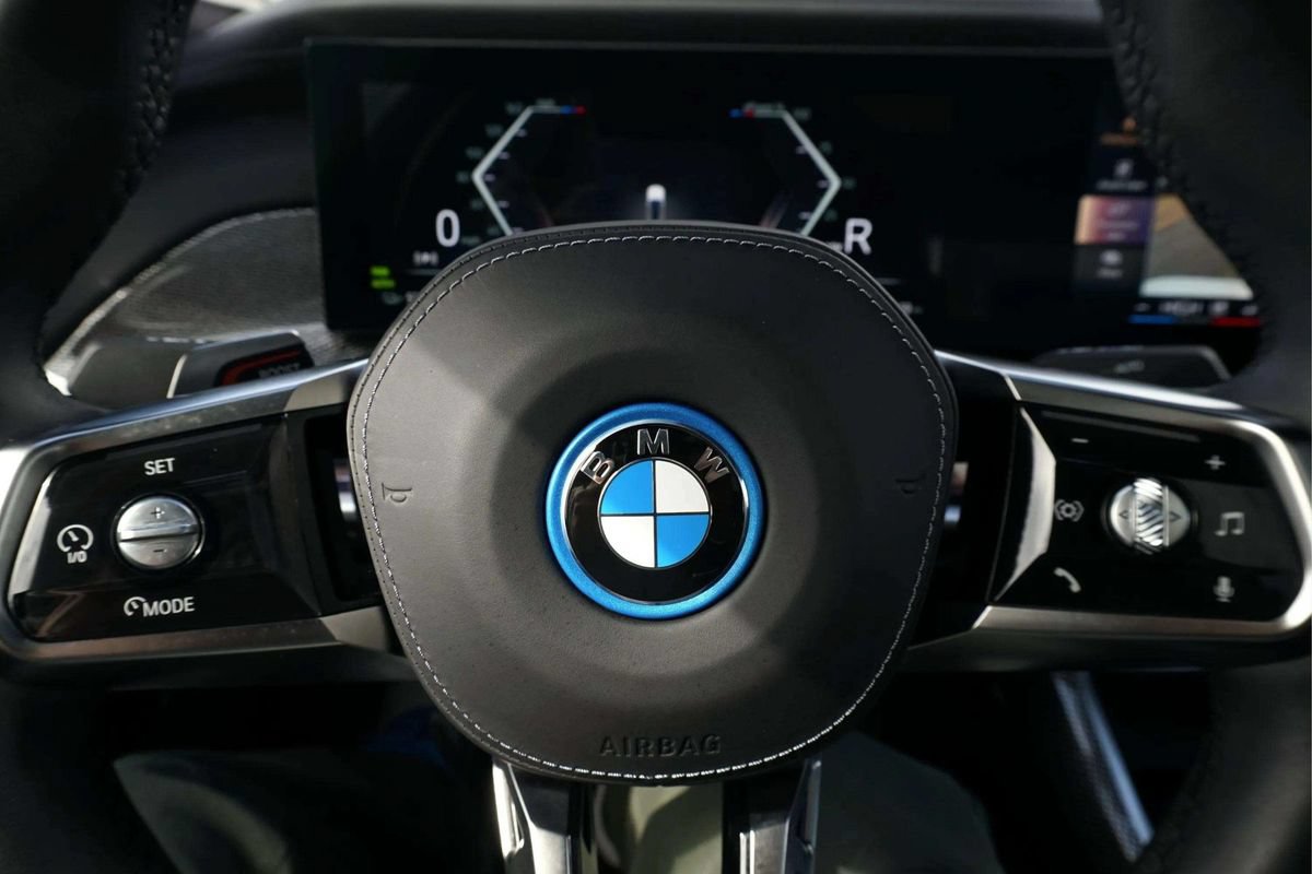 Used 2023 BMW i7 xDrive60 w/ Executive Package 2 AWD/4WD image 32