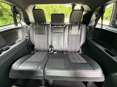Used 2016 Chrysler Town & Country S FWD image 12