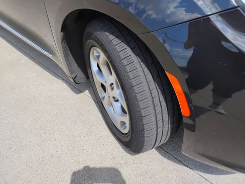 Used 2023 Chrysler Pacifica Limited image 26