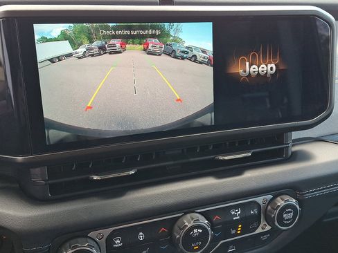 Used 2025 Jeep Wrangler Unlimited Sahara AWD/4WD image 18