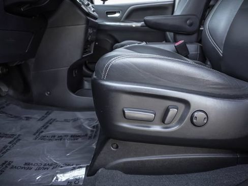 Used 2020 Toyota Sienna SE Premium FWD image 11