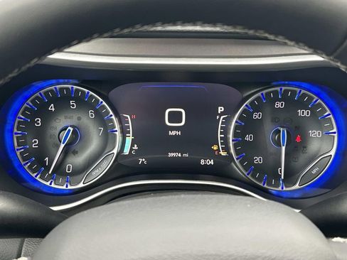 Used 2023 Chrysler Pacifica Touring-L image 34