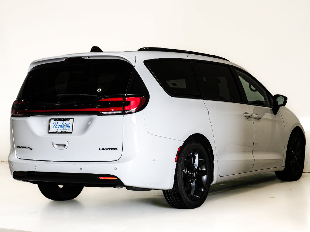 Used 2024 Chrysler Pacifica Limited w/ S Appearance Package FWD image 7