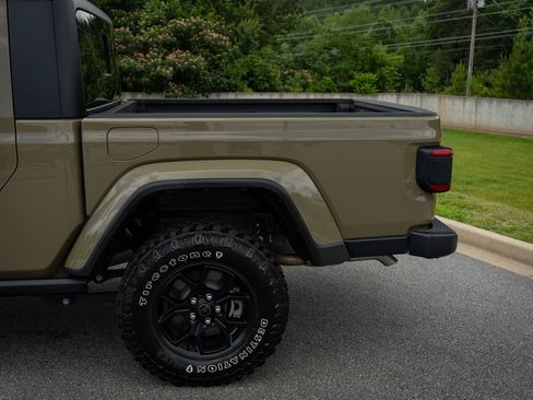 Used 2025 Jeep Gladiator Sport AWD/4WD image 6