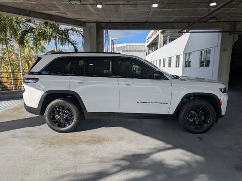 New 2026 Jeep Grand Cherokee Altitude image 4
