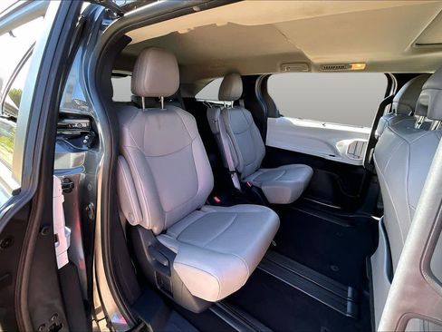 Used 2025 Toyota Sienna XLE FWD image 19