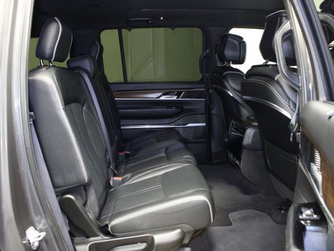 Used 2022 Jeep Grand Wagoneer Series II w/ Flexible Seating Group AWD/4WD image 17