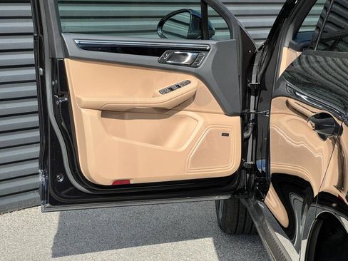 Certified 2025 Porsche Macan image 16