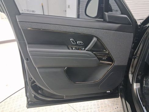Used 2025 Land Rover Range Rover Sport SE image 11