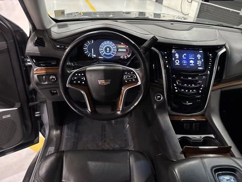 Used 2019 Cadillac Escalade Premium Luxury image 17