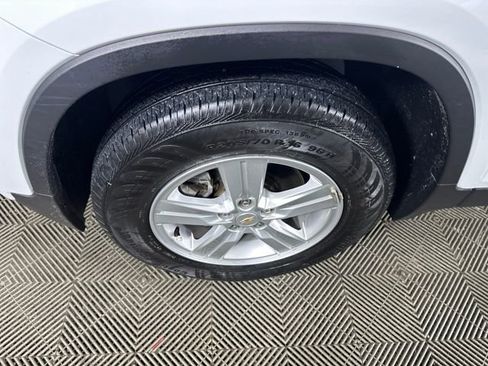 Used 2022 Chevrolet Trax LT w/ LT Convenience Package image 10