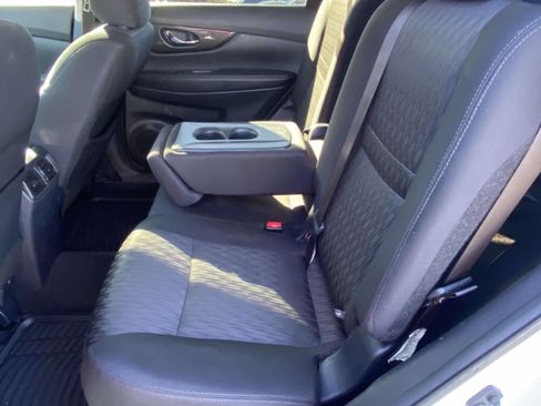 Used 2018 Nissan Rogue SV image 12