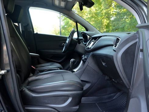 Used 2018 Chevrolet Trax LT w/ LT Convenience Package image 13