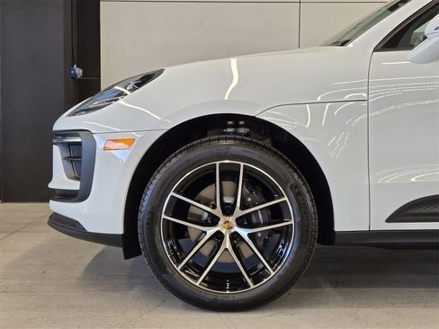 Used 2025 Porsche Macan image 9
