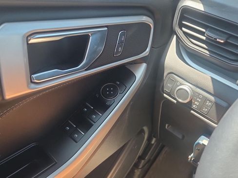 Used 2022 Ford Explorer XLT AWD/4WD image 17