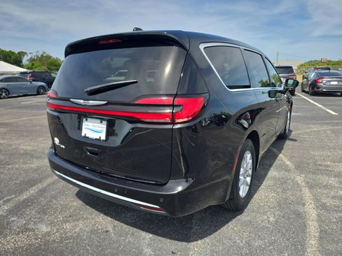 Used 2024 Chrysler Pacifica Touring-L FWD image 4