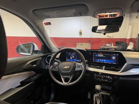 Used 2025 Chevrolet Trax LT w/ LT Convenience Package image 33