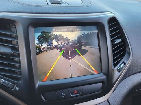 Used 2018 Jeep Cherokee Limited image 38