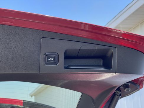 Used 2017 Cadillac XT5 Platinum w/ Driver Assist Package image 18