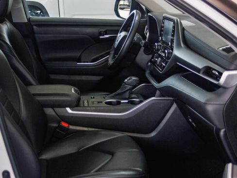 Used 2022 Toyota Highlander XLE image 16