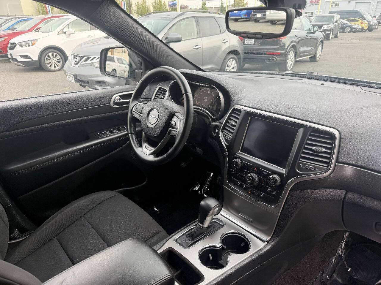 Used 2018 Jeep Grand Cherokee Laredo AWD/4WD image 8