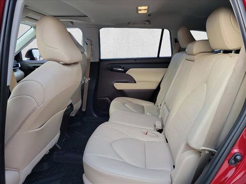 Used 2020 Toyota Highlander XLE FWD image 12