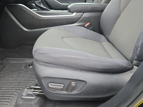 Used 2021 Toyota Highlander L image 25