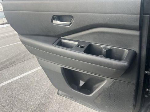 Used 2022 Nissan Pathfinder S image 26