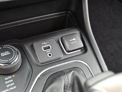 Used 2021 Jeep Cherokee Latitude Lux w/ Comfort/Convenience Group AWD/4WD image 22