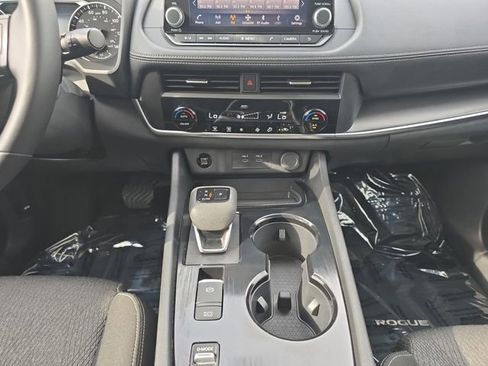 Used 2025 Nissan Rogue SV FWD image 3
