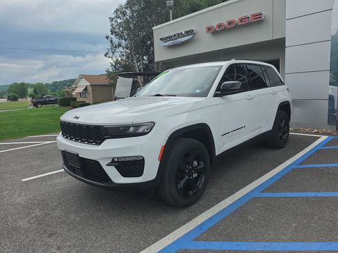 Used 2023 Jeep Grand Cherokee Limited w/ Black Appearance Package AWD/4WD image 8