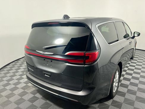 Used 2023 Chrysler Pacifica Touring-L FWD image 3