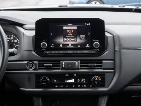 Used 2024 Nissan Pathfinder S image 24