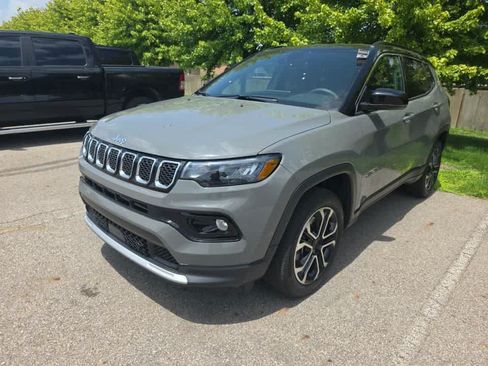 Used 2023 Jeep Compass Limited AWD/4WD image 2